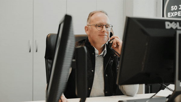 Bellen achter computer